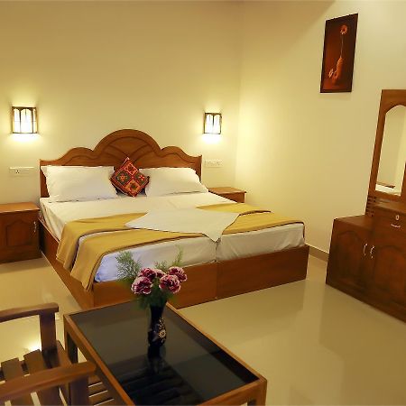 Holiday Villa Thekkady Bagian luar foto