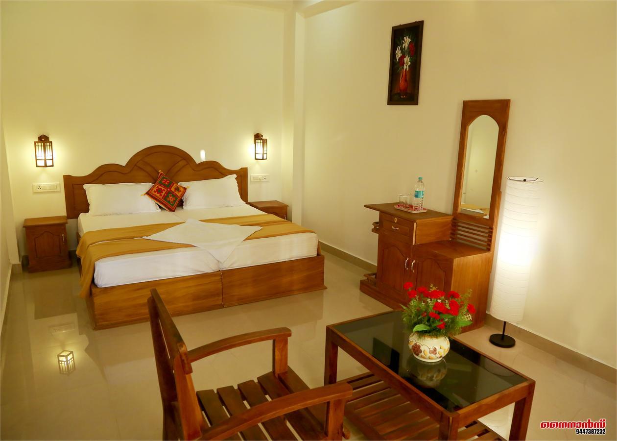 Holiday Villa Thekkady Bagian luar foto